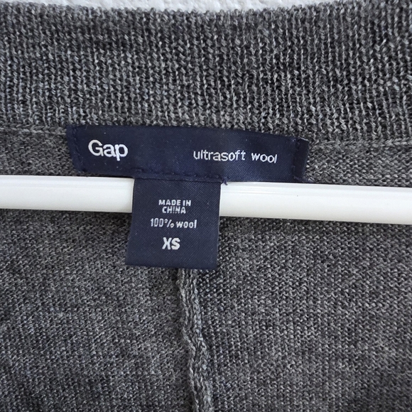 Gap grey fitted, long sleeved, v-neck sweater size XS - Picture 3 of 3